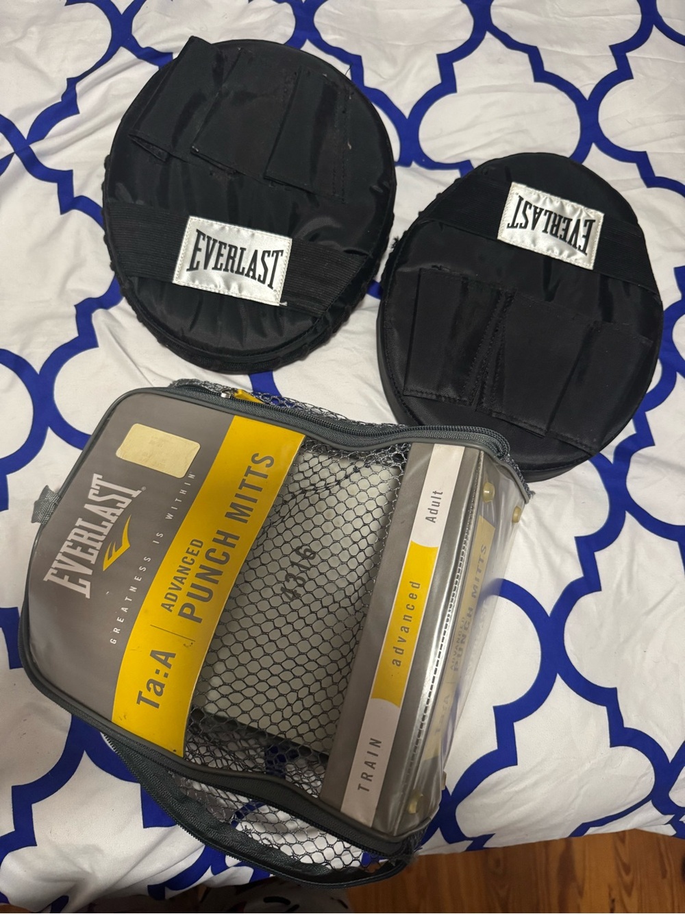 Everlast Black Advanced Punch Mitts with Clear Carry Case